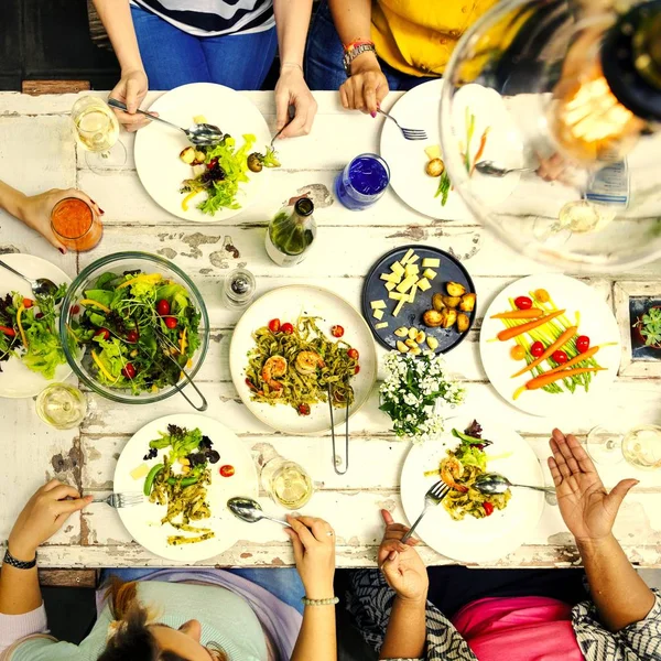 Vänner Dela Sommar Lunch — Stockfoto