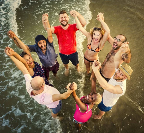 Junge Freunde Feiern Strand — Stockfoto
