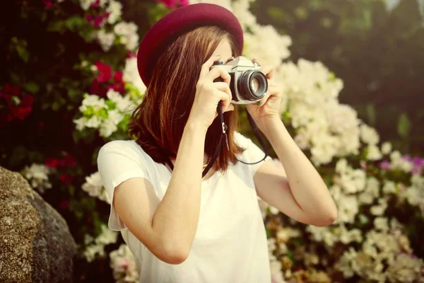 Bella Donna Con Una Fotocamera Vintage — Foto Stock