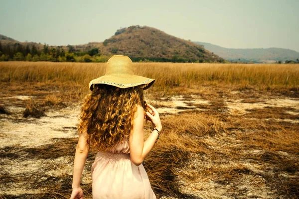 Chica Caminando Campo — Foto de Stock