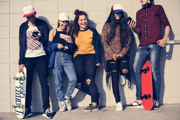 Gruppe Teenager Freunde Freien Lifestyle Und Social Media Konzept — Stockfoto
