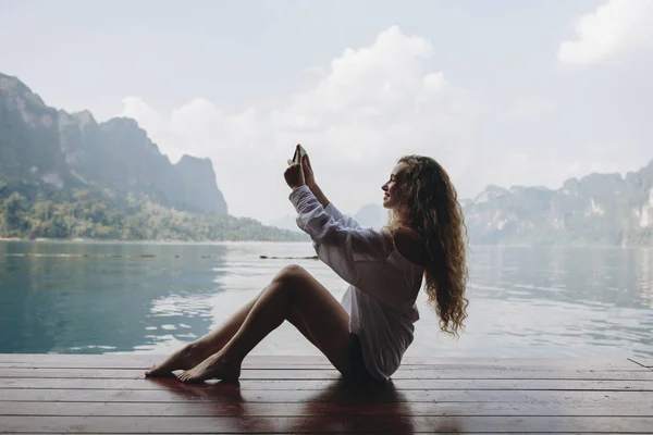 Žena Používající Její Telefon Jezera — Stock fotografie