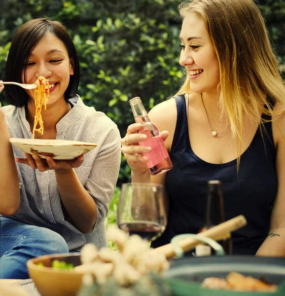 Amigos Comiendo Pasta Una Fiesta — Foto de Stock