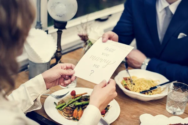 Hombre Proponiendo Novia Con Tarjeta —  Fotos de Stock