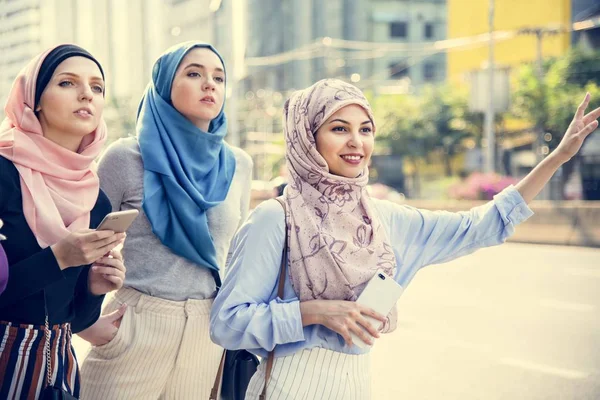 Islamitische Vrienden Bellen Taxi Straat — Stockfoto