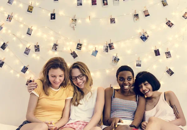 Habitación Con Fotos Pared Chicas Sonrientes Sentadas Sofá — Foto de Stock