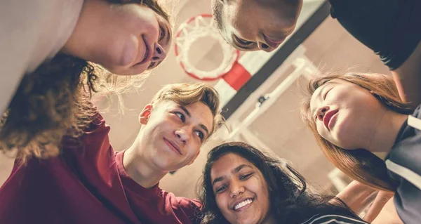 Bir basketbol mahkeme takım çalışması ve beraberlik kavram üzerinde genç arkadaş grubu