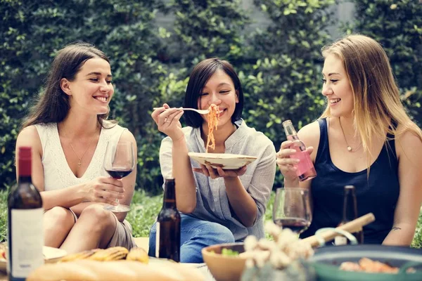 多様な人々 が一緒に食を楽しむ — ストック写真