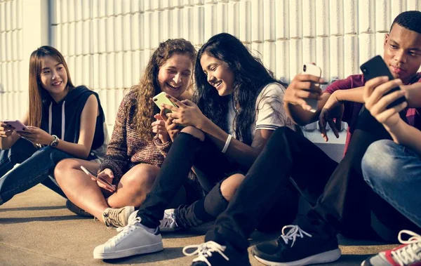 Skupina Přátel Mladý Teenager Chlazení Pomocí Smartphone Sociální Média Koncept — Stock fotografie