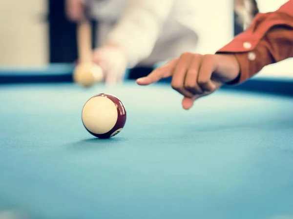 Glückliche Freunde Spielen Pool Zusammen — Stockfoto