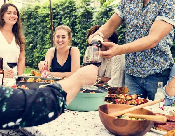 Grupo Amigos Diversos Curtindo Festa Verão Juntos — Fotografia de Stock