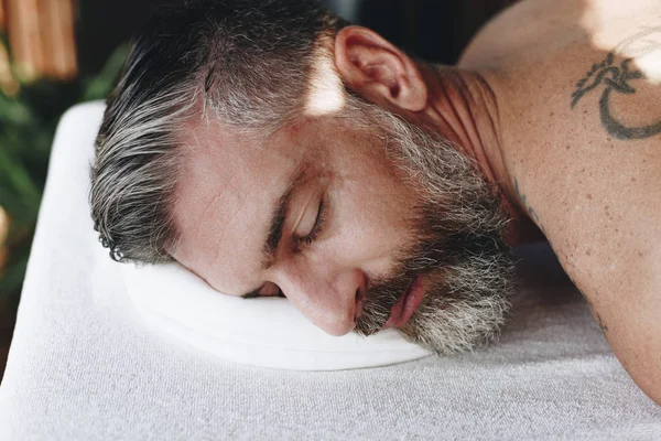 Adam bir kaplıca tedavisi ile rahatlatıcı