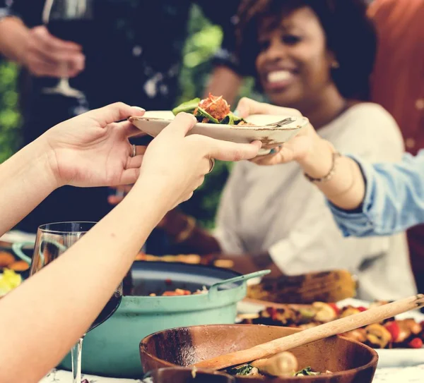 Grup çeşitli arkadaşıyla birlikte yaz eğleniyor