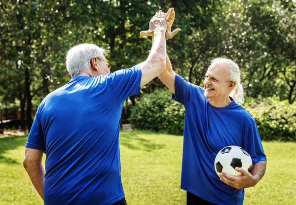 Två Ledande Vuxna Sportiga Män Ger Hög Fem Park Fotboll — Stockfoto