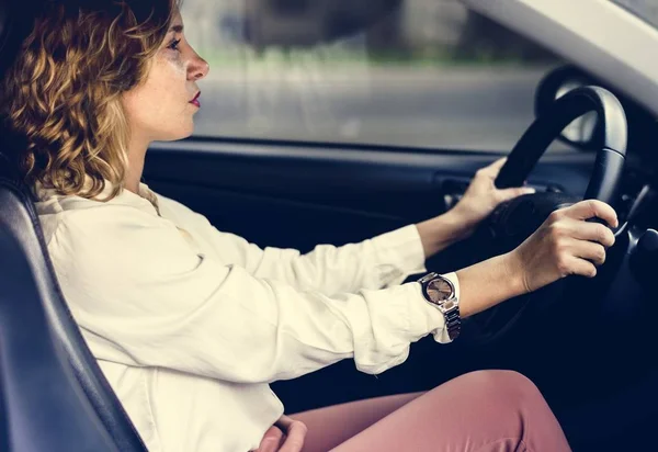 Donna Che Guida Auto Una Strada — Foto Stock