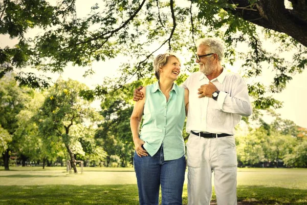 Älteres Paar Umarmt Sich Park Und Geht Spazieren — Stockfoto