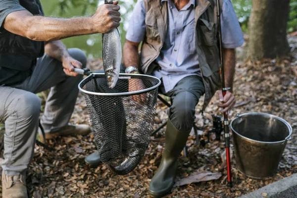 Les Hommes Pêchent Lac Mettre Gros Poissons Dans Matériel Pêche — Photo