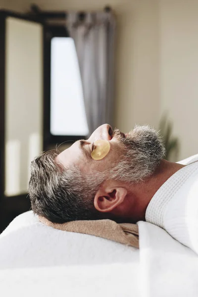 Homem Relaxante Com Tratamento Máscara Olho Dourado — Fotografia de Stock