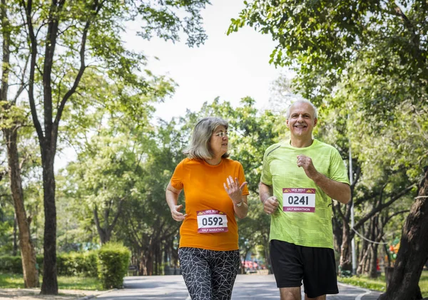 Senioren Paar Läuft Gemeinsam Rennen — Stockfoto