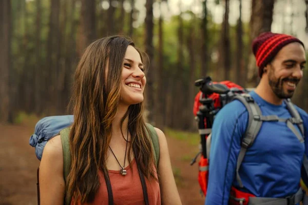 Couple Explorant Dans Forêt — Photo