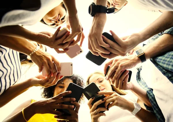 Jovens Adultos Usando Smartphones Círculo Mídia Social Conexão — Fotografia de Stock