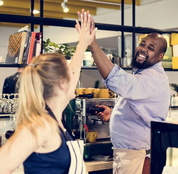 Collega Geven Een Hoge Vijf Aan Elkaar — Stockfoto