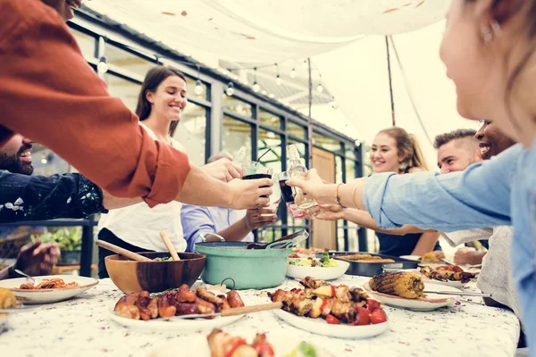 Skupina Různorodých Přátel Společně Těší Letní Party — Stock fotografie