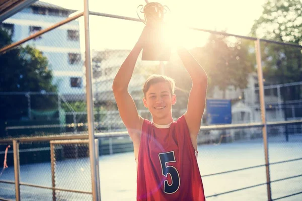 Adolescent Caucasien Garçon Vêtements Sportifs Tenant Trophée Extérieur — Photo