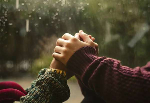 Couple Holding Hands Rainy Day — Stock Photo, Image