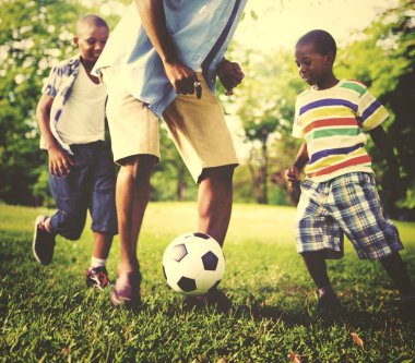 Baba oğullarıyla birlikte futbol oynamaya