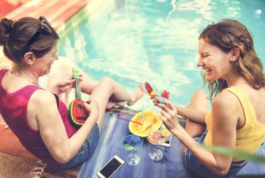 Havuz kenarında rahatlatıcı kızlar