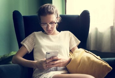 Telefonunuzun ve oturma odasında beyaz kadın