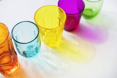 Beyaz arka plan üzerinde renkli gözlük