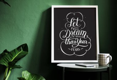 Bir motivasyon tipografi yeşil duvara masanın üzerine baskı