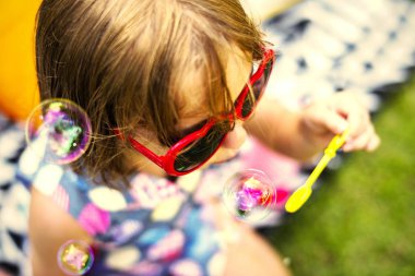 Genç kız sabun köpüğü üfleme zevk