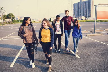 Okul arkadaşlar açık havada yaşam tarzının grubunu