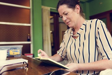 Beyaz kadın bir kitap okuma