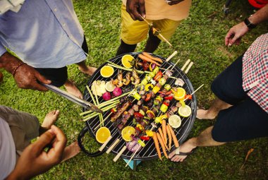 Farklı insanlar Barbekü partisi birlikte zevk