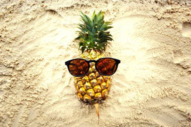 Bununla birlikte güneş gözlüklü bir ananas