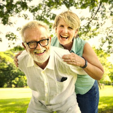 Birbirimizi parkta kucaklayan Çift Olgun, sırtında taşıyan kadın adam 