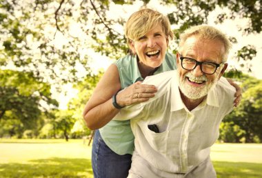 Birbirimizi parkta kucaklayan Çift Olgun, sırtında taşıyan kadın adam 