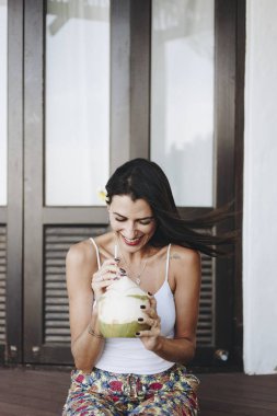 Taze Hindistan cevizi içme kadın