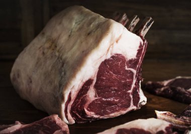 Tomahawk sığır eti biftek bir kasap dükkanında