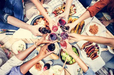 İnsanların birlikte toasting havadan görünümü