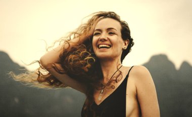 Sarışın kadının yaz esintisi