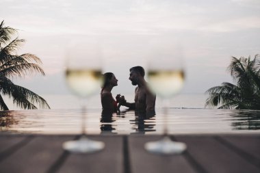 Romantik bir gün batımı zevk çift