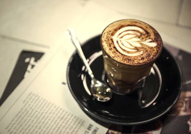 Sıcak kahve ve gazete closeup