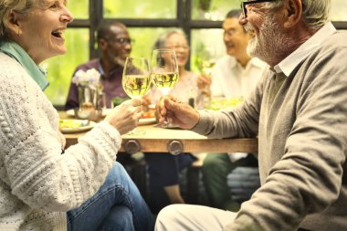 Kıdemli arkadaşlar eğlenmeye bir yemekte