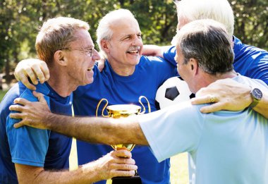 Olgun futbol oyuncuları Kupası kazanan mutlu takım