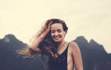 Sarışın kadının yaz esintisi